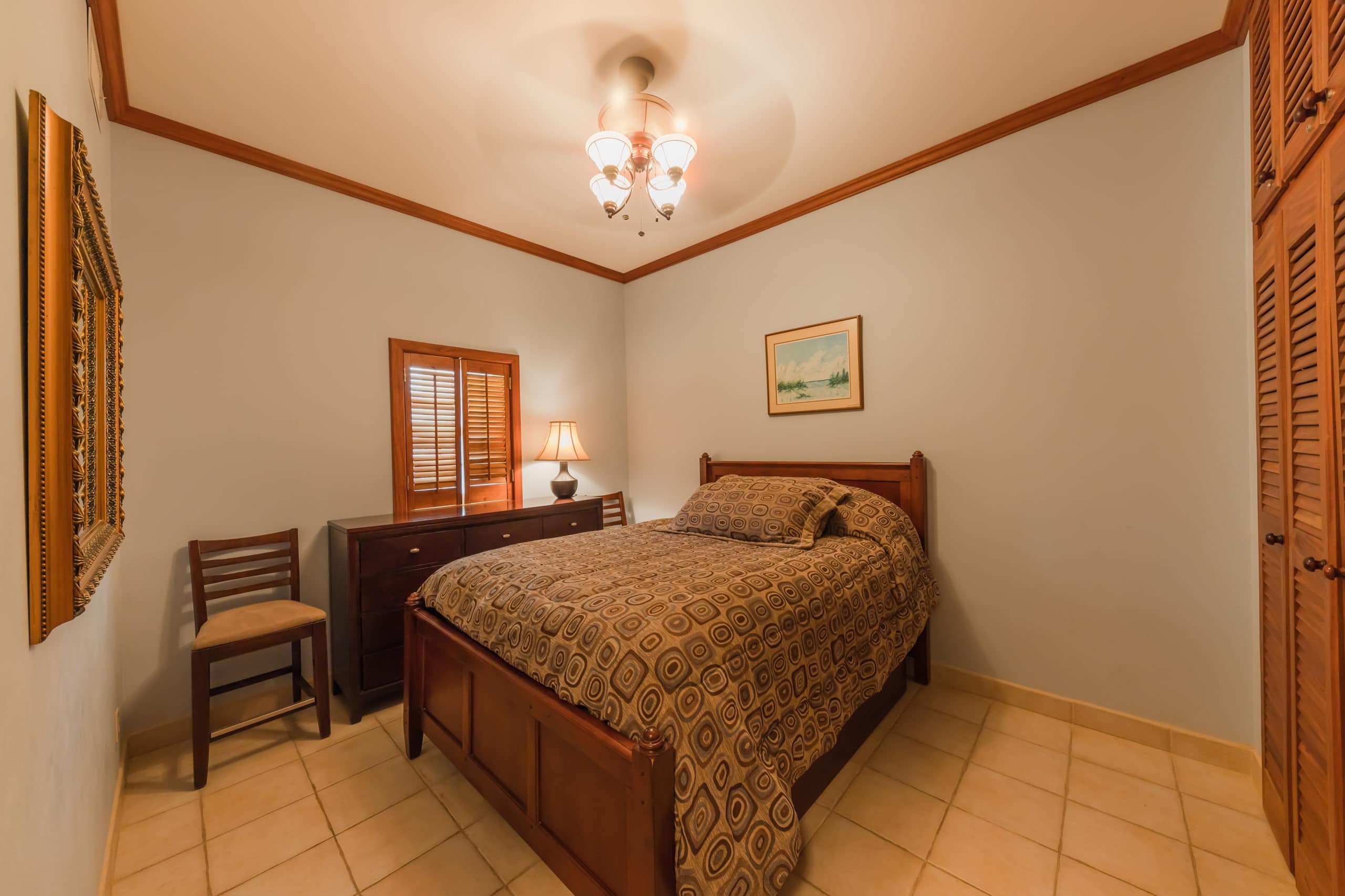 Relaxing bedroom featuring a doble bed, charming decor, and a serene ambiance.